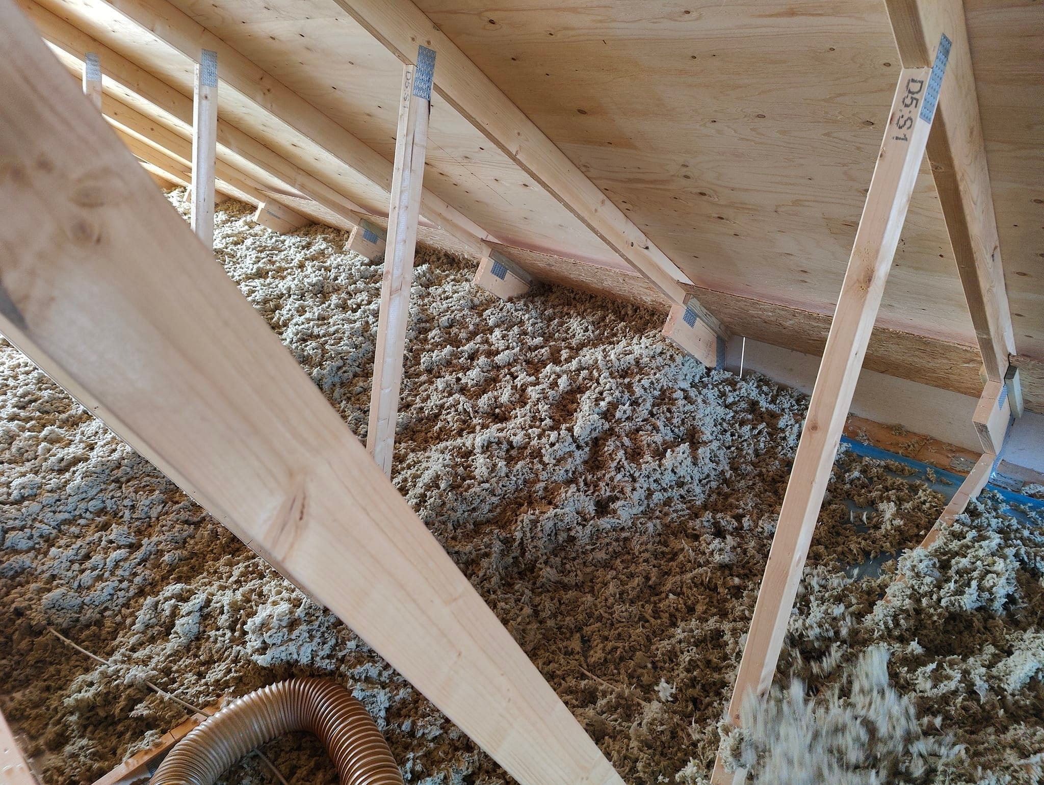 Loftisolering med papirisolering under trækonstruktion