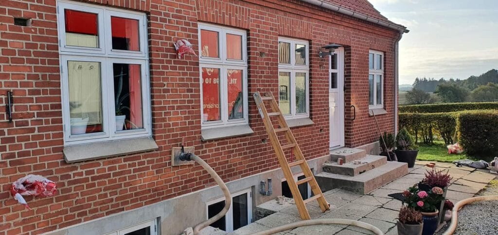 Renovering af murstenshus med isolering og træstige