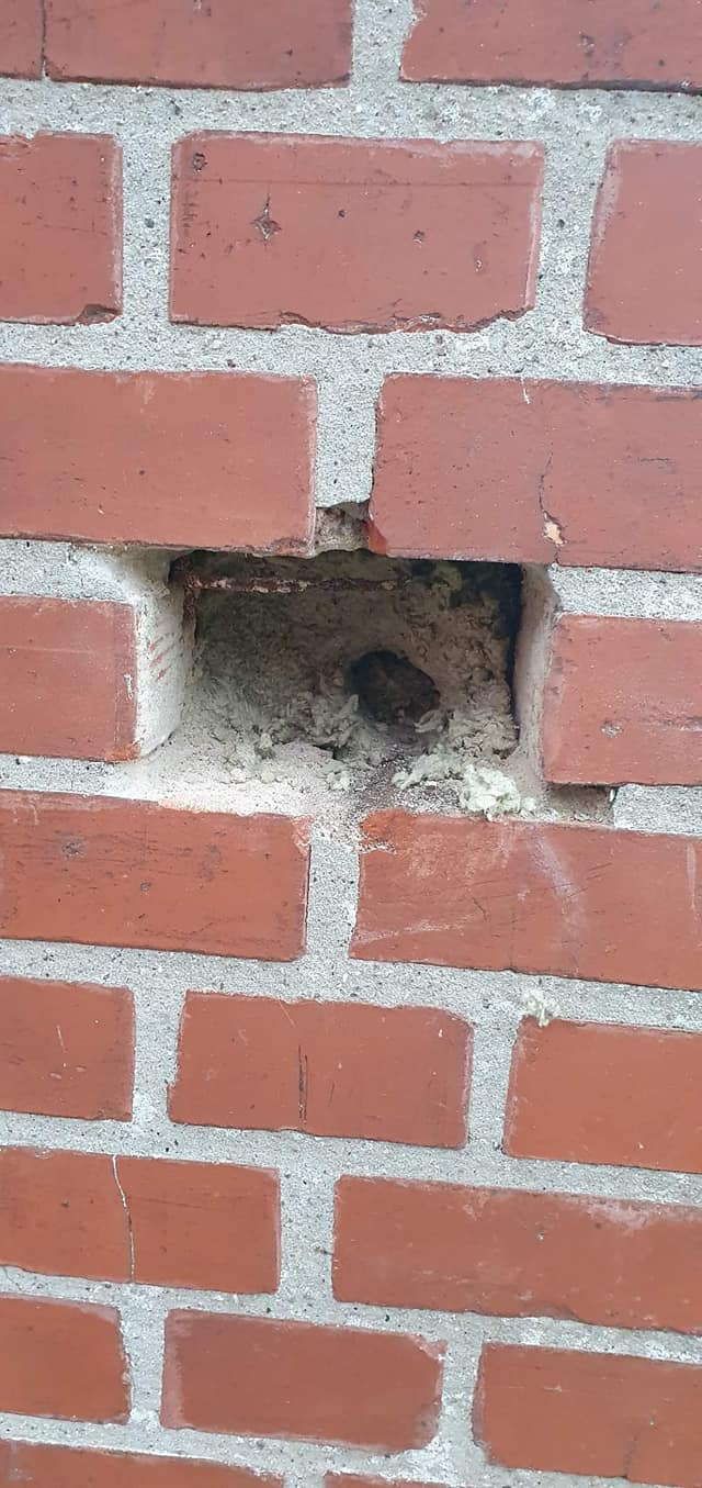 Mursten med rektangulært hul og isolering indeni