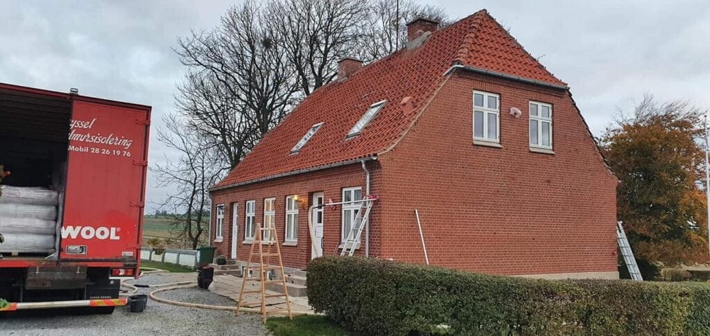 Murstenhus isoleres af håndværkere i Danmark