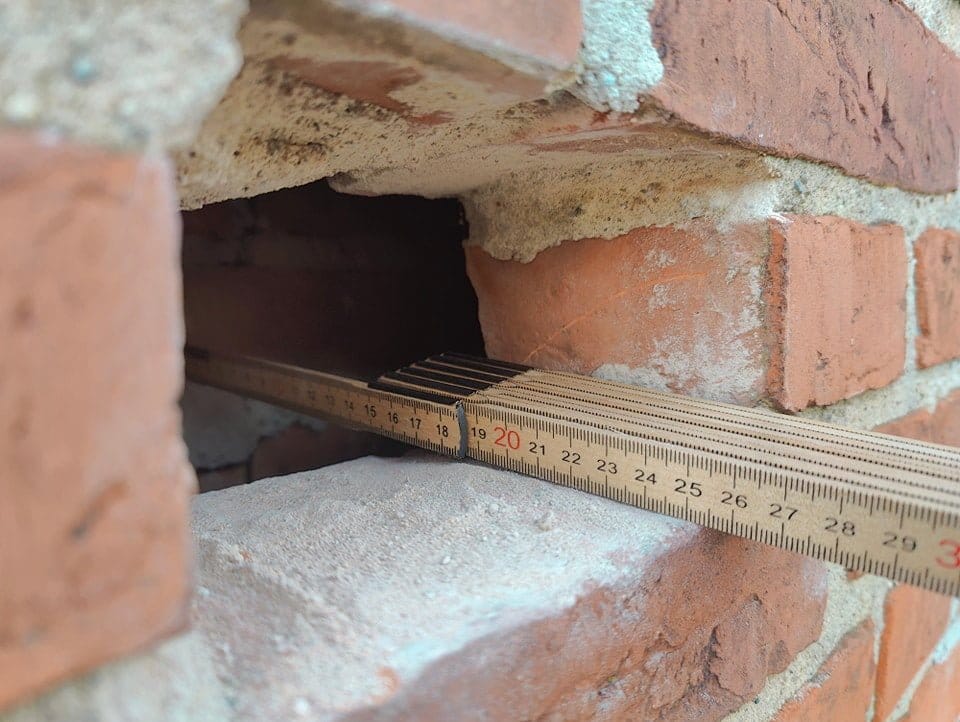 Foldemåler måler hul i murstensvæg