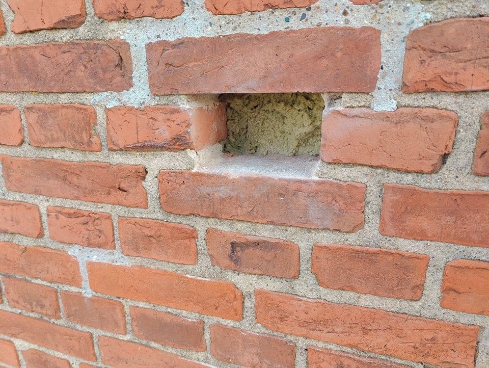 Murstenmur med et hul i midten