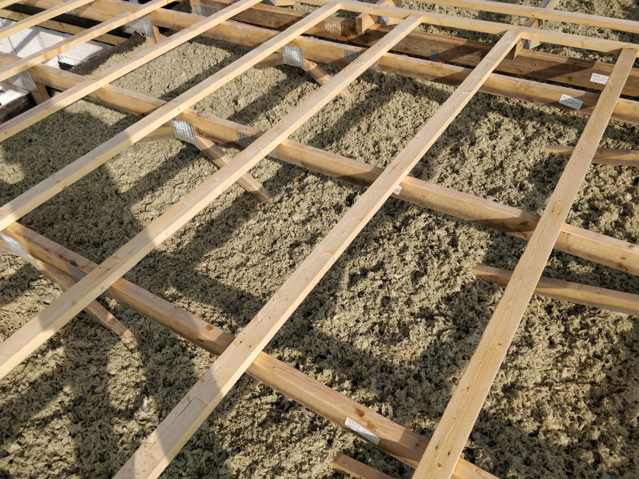 Træramme med isolering under gulvkonstruktion