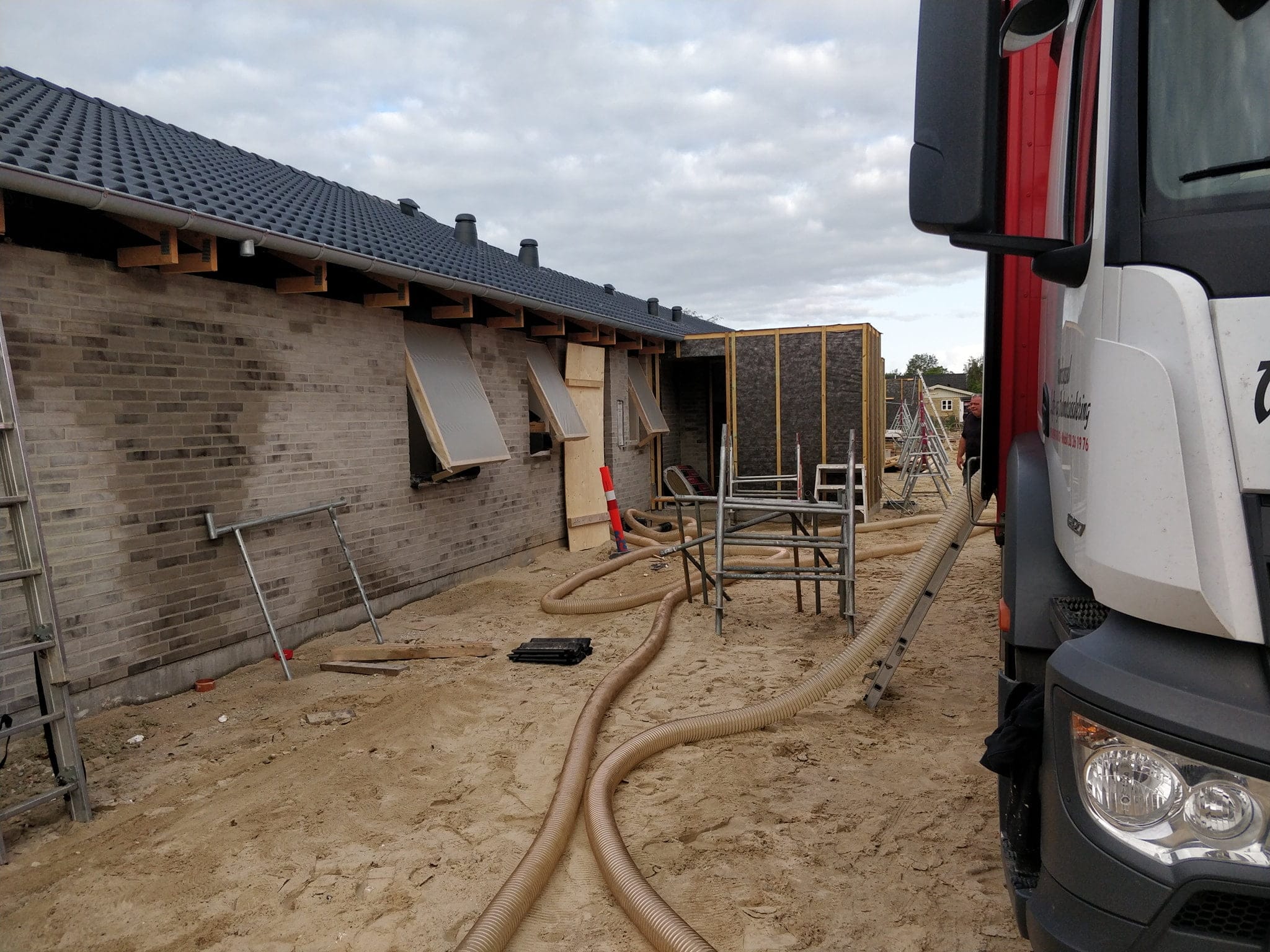 Isolering af nyt hus under opførelse