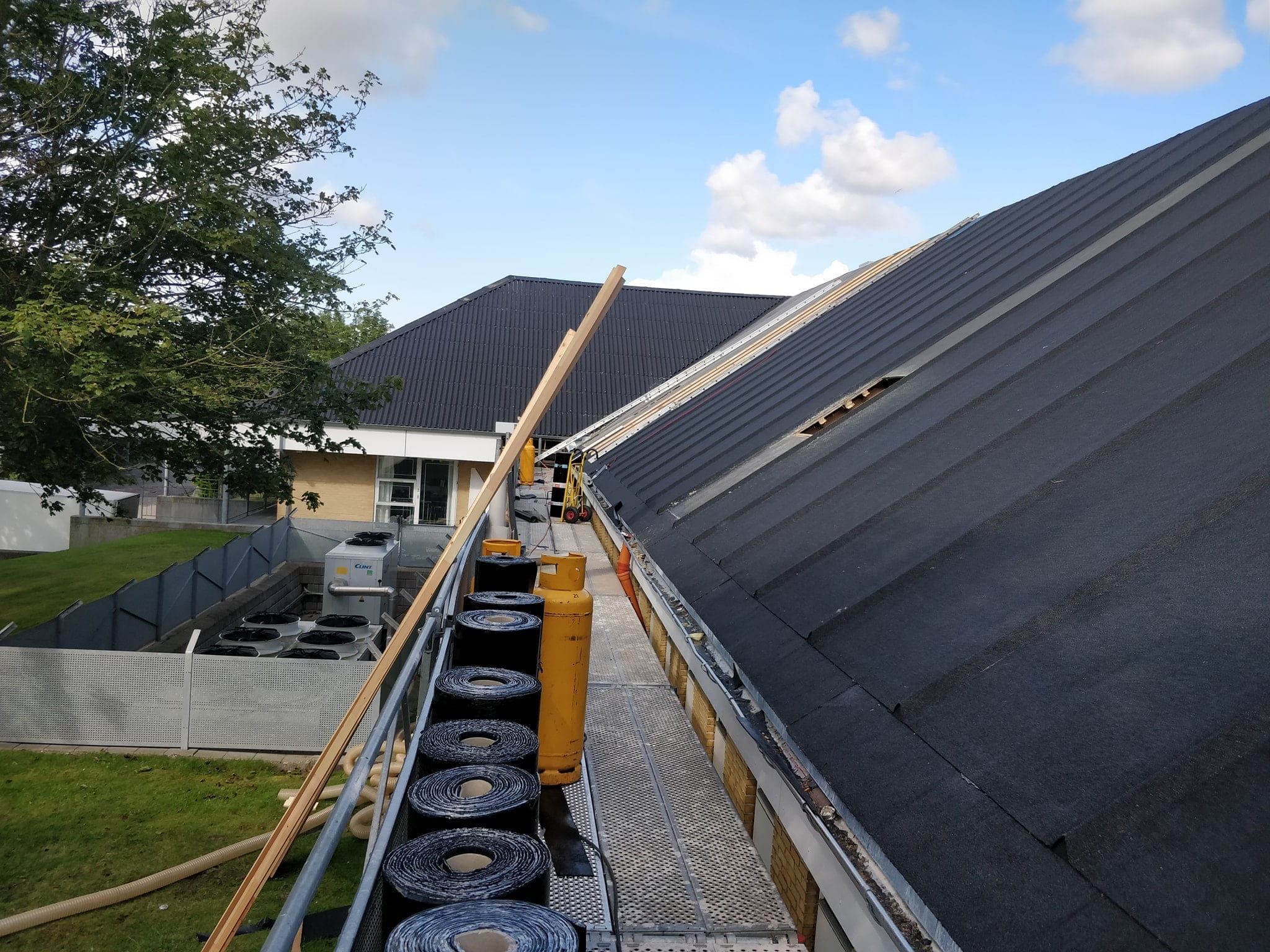 Tagrenovering med tagpap og udstyr på bygning